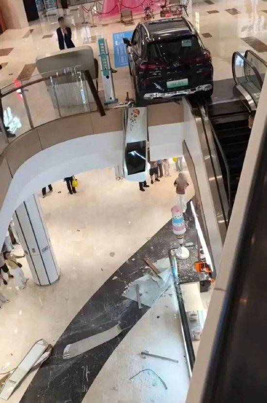 河北一商场内奔驰展车撞破护栏、险坠负一楼，官方客服：已修复，商场正常营业